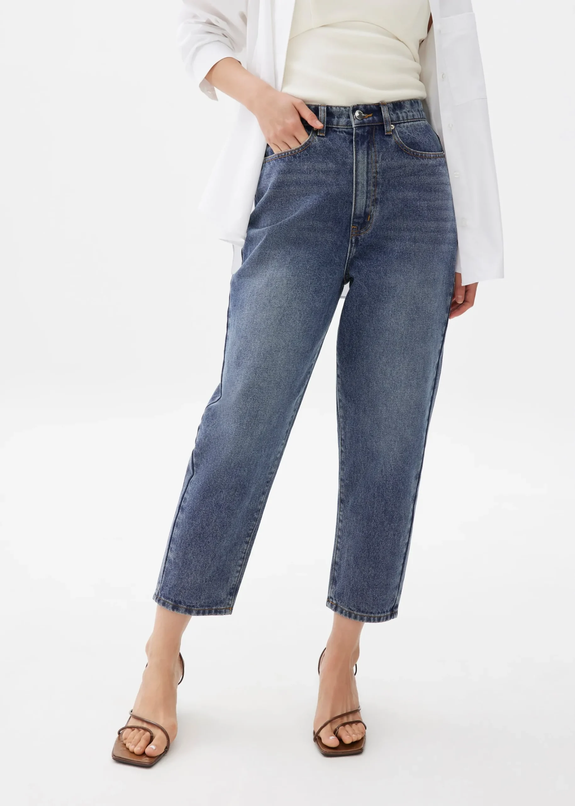 Flynn Cropped Mom Jeans