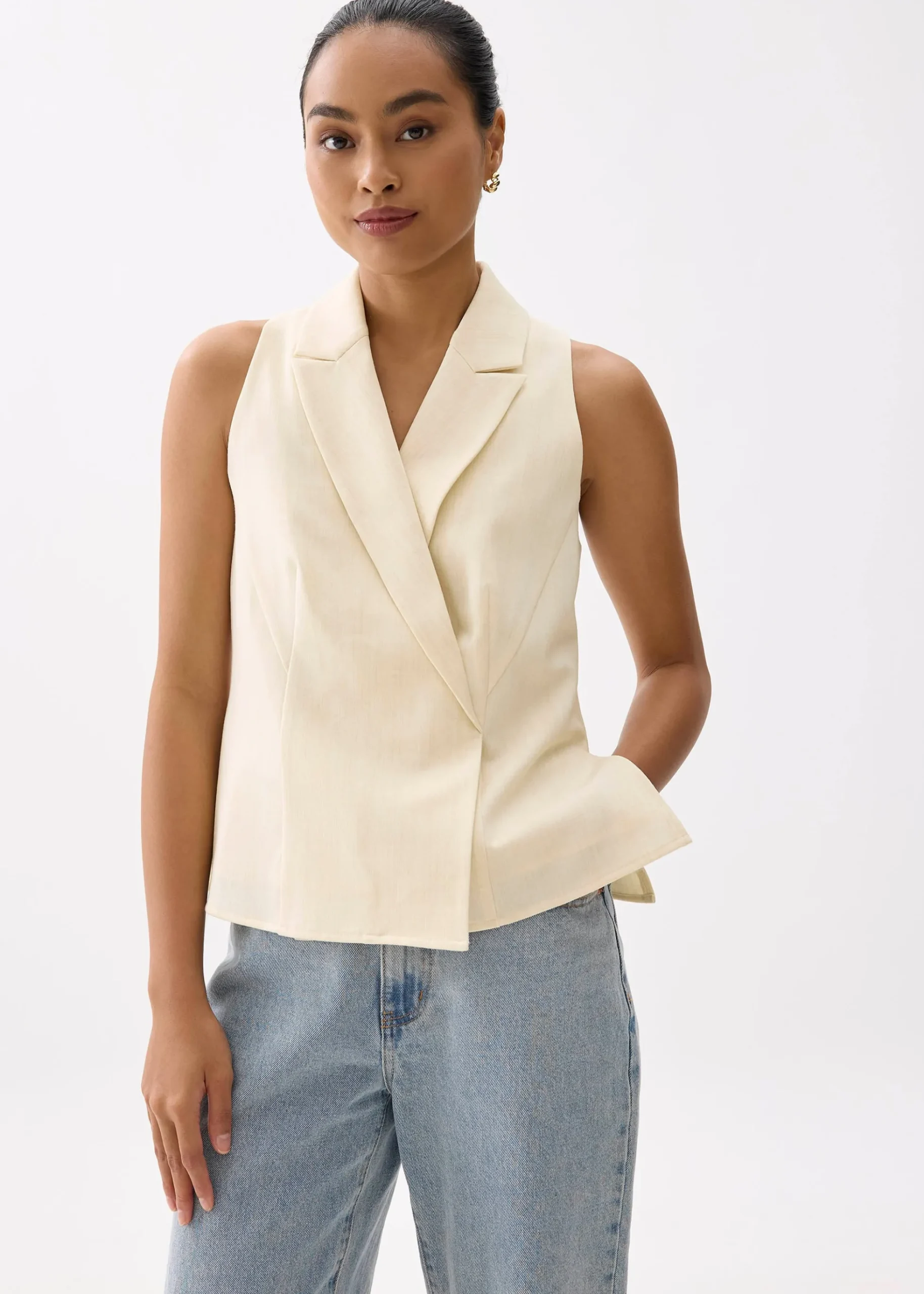 Juni Sleeveless Blazer Top