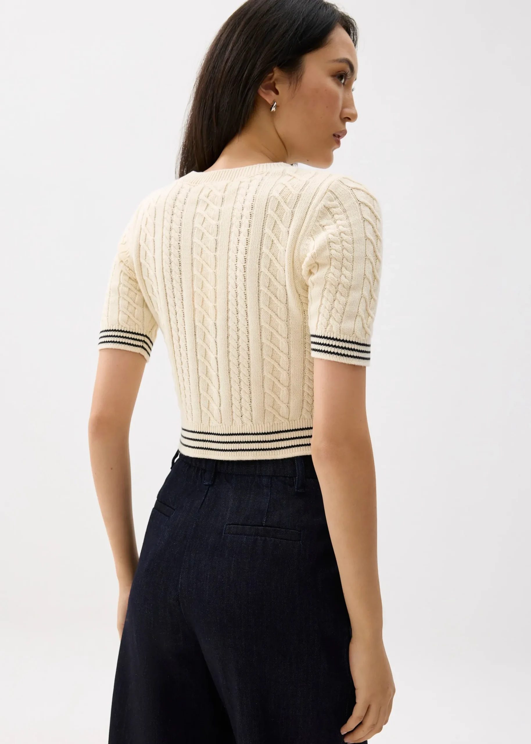 Round Neck Fitted Crop Knit Top