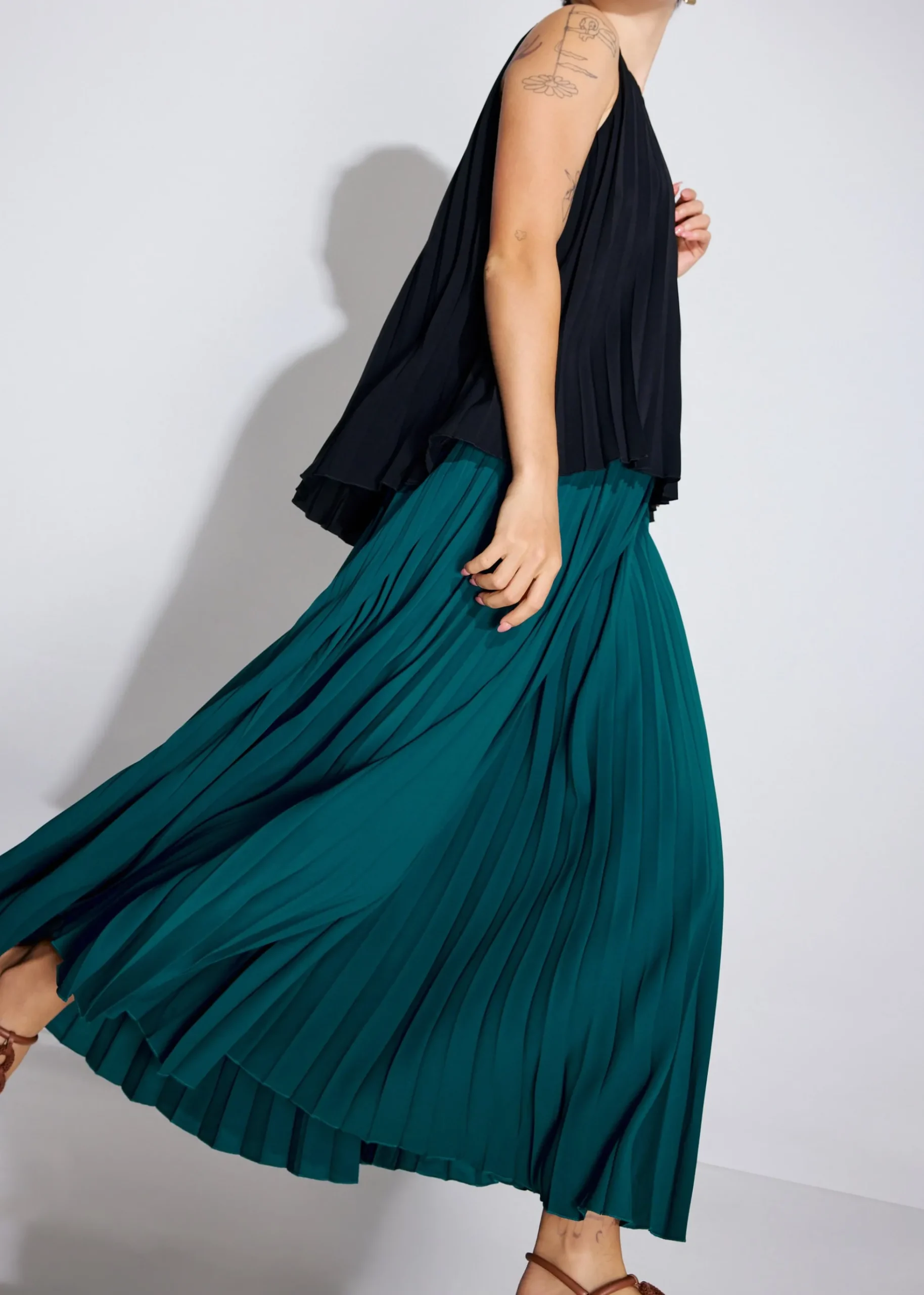 Wei Elastic Sunray Pleated Midaxi Skirt